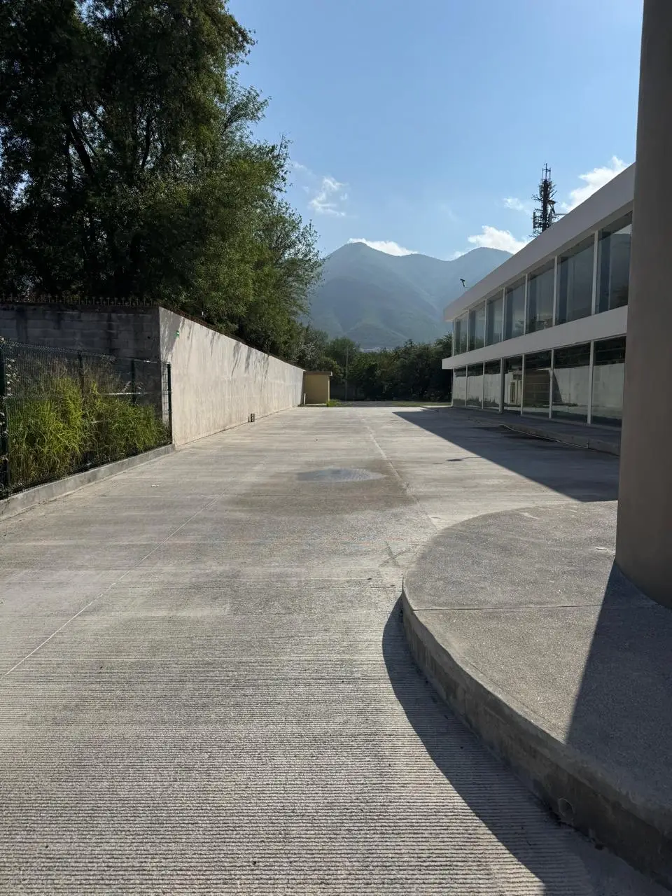 Amplio Estacionamiento