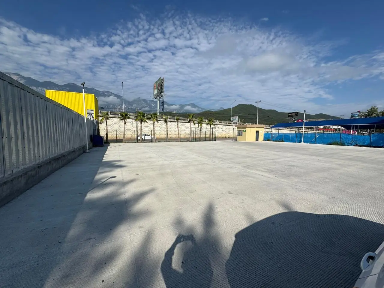 Amplio Estacionamiento